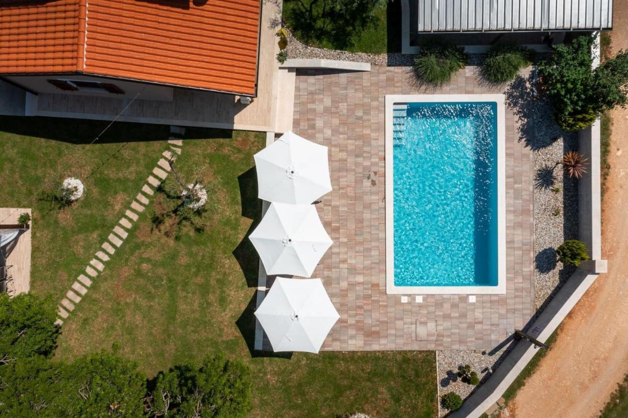 Activity Villa Gita With Pool And Grill In Tinjan المظهر الخارجي الصورة