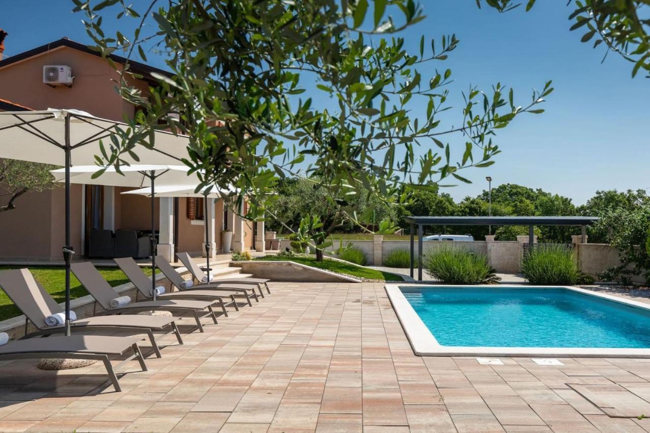 Activity Villa Gita With Pool And Grill In Tinjan المظهر الخارجي الصورة